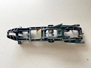 2004-2010 MERCEDES-BENZ SLK280 SLK350 R171 ~ LEFT FRONT DOOR BEARING BRACKET - Picture 1 of 3