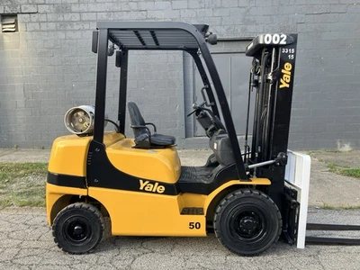 Empilhadeira pneumática sólida Yale 5000 lb 2018 com SS e mastro triplo - Imagem 1 de 4