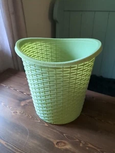 Vtg 70's Fesco Wastebasket Pea Green Faux Wicker Weave Plastic Trash Can USA Mid - Picture 1 of 6