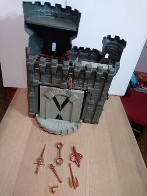 RARO Kenner 1995 Castle Playset CASTELLO Gargoyles con accessori in foto - Immagine 1 di 4