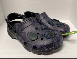 Zoccoli sandali Haunted Mansion Disney carta da parati Crocs brillanti al buio NUOVI taglia W 11 - Foto 1 di 2