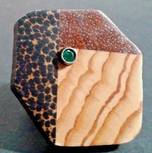 Anillo de madera con esmeralda natural - Imagen 1 de 7