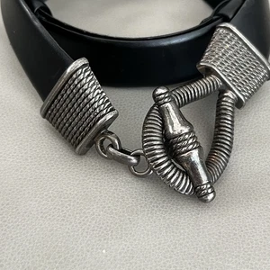 Chicos schwarzer verstellbarer Ledergürtel mit silbermetallischer Tribal-Schnalle ML 1,25" - Bild 1 von 13