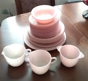 Servizio piatti Fire King rosa a vortice, pezzi singoli - Foto 1 di 3