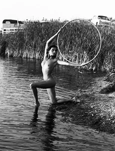 donna naturista nuda che gioca nel lago, anello, negativo vintage fine art di ENGI - Foto 1 di 3