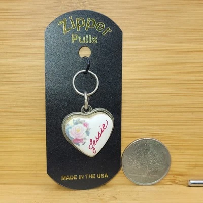 Tirador de cremallera de metal de porcelana en forma de corazón Jessie NOS 2005 impresiones artísticas  Foto 1 de 3