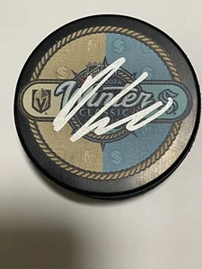 Disco de hockey clásico de invierno Oliver Bjorkstrand firmado por Seattle Kraken 2024 b - Imagen 1 de 2