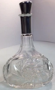 Antigua botella de jarra de licor con tapa de plata estampada de vidrio cortado con tapa de corcho - Imagen 1 de 12