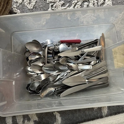 Lote 128 Piezas Cucharas Acero Inoxidable Tenedores Cuchillos Artesanía Bodas Iglesia Asst Desajustado Foto 1 de 4