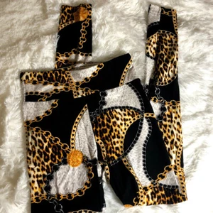 Leggings/pantaloni yoga donna leopardati super morbidi con accenti a catena - Foto 1 di 5