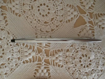 Bolígrafo giratorio delgado cromado tono plata cruzado vintage ~ Hecho en EE. UU. ~ Lincoln, R.I. ~ Azul M Foto 1 de 4