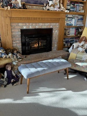 Banco de linho tufado West Elm meados do século, cinza claro azul, perfeito estado excelente adorável - Imagem 1 de 4