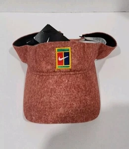 Nike Court Tennis Visier Ziegelrot Erwachsene Unisex NEU AV7000-252  - Bild 1 von 5