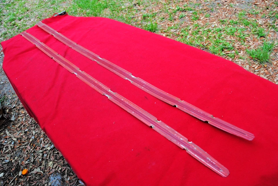 63 INSERTOS MOLDURA GUARDABARROS DELANTERO FAIRLANE ORIG FORD BUEN ESTADO PAR Foto 1 de 2