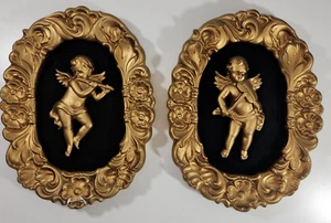 Vintage 2 ARDCO Cherub Engel Wandrelief Flöte Violine verziert gold schwarz Filz 3-D - Bild 1 von 11