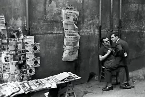 Cartier-Bresson Mann sitzt auf dem Schoß des Zeitungsladens Kunst Giclee Druck feine Leinwand - Bild 1 von 4