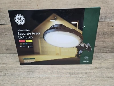 Luz de área de seguridad estilo exterior GE, LED  Foto 1 de 4