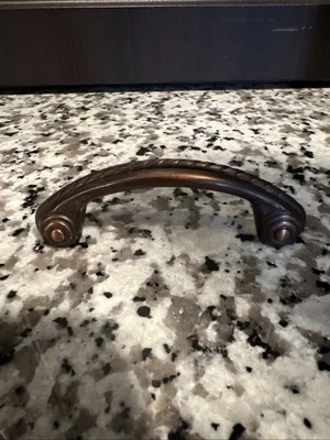 "Tirón de cuerda de bronce frotado con aceite Berenson de 3,75"" de largo de centro a centro para gabinetes" Foto 1 de 4