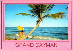 Grüße von Grand Cayman Frau am Strand Badeanzug und Regenschirm Postkarte - Bild 1 von 2