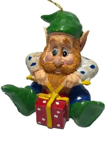 Elf Gnom Weihnachtsverzierung Silvestri handbemalt VTG Harz Urlaub Dekor - Bild 1 von 6