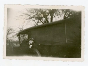 PHOTO SNAPSHOT amateur ratée error, femme accroupie contre voiture ancienne - Picture 1 of 2