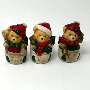 Juego de tres adornos de árbol de Navidad de oso de porcelana lazos de metal rojo verde - Imagen 1 de 10