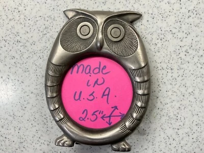 Marco de fotos de búho de pie fundido en estaño Foto 1 de 4