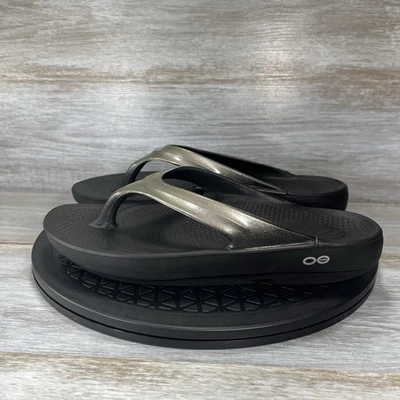 Sandalias de Tanga OOFOS Recovery Oolala Luxe Negras Brillantes para Mujer Talla 8 Foto 1 de 4