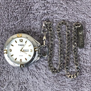 Reloj Bolsillo Timex Día Fecha Plata Tono Cadena Acero Inoxidable Cuarzo 50mm - Imagen 1 de 6