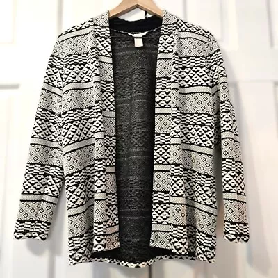 Jaqueta cardigã feminina H&M frente aberta preto e branco tribal geométrica pequena - Imagem 1 de 4