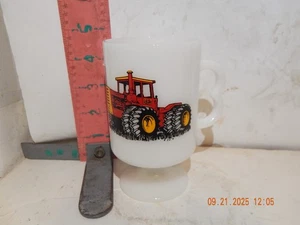 Vielseitiger Traktoren Milchglas Stielbecher - gemarkt USA auf Boden - Bild 1 von 3