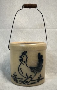 Maple City Pottery Crock pollo gallina gallo 4,5” alambre y madera mango de fianza 2000 - Imagen 1 de 10
