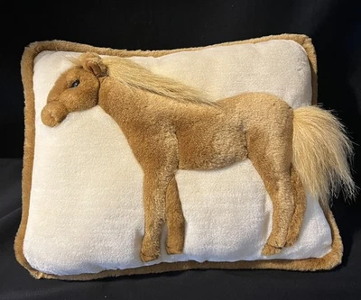 Almohada de tiro de caballo JADA 3D/beige con acento de caballo marrón claro y adornos. 16"x12" Usado en Excelente Condición Foto 1 de 4