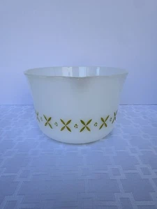 Vintage Anchor Hocking Fire King Small Milk Glass Mixing Bowl Green Daisy Spout - Imagen 1 de 11