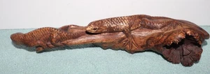 Alte handgeschnitzte Holzeidechsen/Reptilien auf Baumstammschnitzerei - Bild 1 von 8