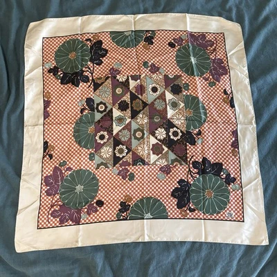 "Bufanda de seda Liberty of London con estampado de mosaico floral a cuadros Inglaterra cuadrada 27""" Foto 1 de 4