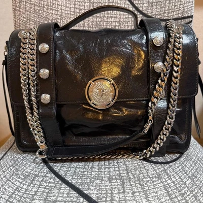 Bolso de Hombro Balmain Medallón Cadena Imitación Cuero en Negro USADO Buen Estado Foto 1 de 4