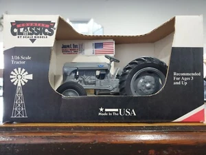 Ertl Country Classics 1/16th Scale TO 20 Massey Ferguson. 2002 Roseville FFA - Picture 1 of 12