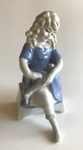 PORCELAIN FIGURINE YOUNG GIRL PUTTING ON BOOTS (D & R) - EXCELLENT CONDITION - Picture 1 of 5