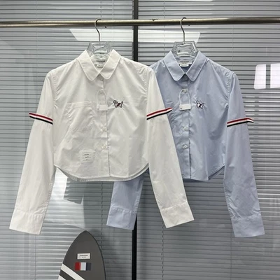 Camisa corta informal de manga larga estilo universitario clásico de Thom Browne para mujer Foto 1 de 4