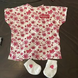 American Girl bambola abito ospedale rosa calze chirurgiche malate - Foto 1 di 7