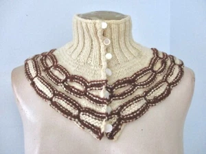 Suéter De Colección Años 60 Beige Tejido a Mano Acrílico Cuello Alto Cuello Dickie Botón Lazo OS - Imagen 1 de 3