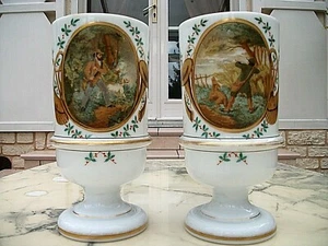 PAIRE DE VASES OPALINE DE CRISTAL DECOR SCENES ET ACCESSOIRES DE CHASSE-XIXe - Photo 1/12