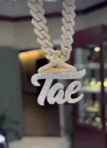Colgante con letras personalizadas de moissanita real corte redondo de 3 quilates enchapado en oro amarillo de 14 quilates para hombre - Imagen 1 de 7