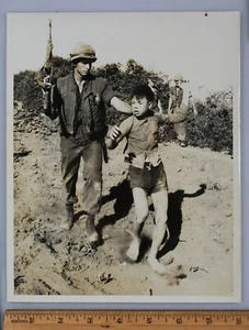 Vintage U.S. Marine Official Photo Soldier Captures A Viet Cong Vietnam 1965 - Picture 1 of 2
