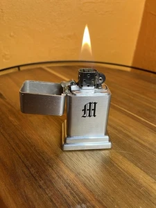 Vintage Customized "M" Monogram Weighted Flip Top Tischfeuerzeug - Bild 1 von 6