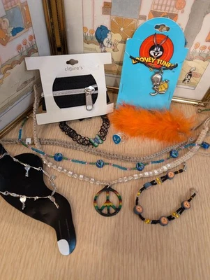 Lote de accesorios de joyería de stock muerto años 90 Y2K bolsa de agarre caja de regalo misteriosa Foto 1 de 4