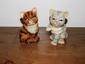Vintage! Glasierte Katzenfiguren 2 Stück Kätzchen Porzellan Keramik mürrisch verspielt - Bild 1 von 8