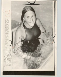 US OLYMPIC Athlet SWIMMER SHIRLEY BABASHOFF Sports Games 1974 Pressefoto - Bild 1 von 2