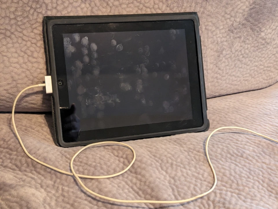 Apple iPad 1.ª generación 32 GB, Wi-Fi, 9,7 pulgadas - negro Foto 1 de 1